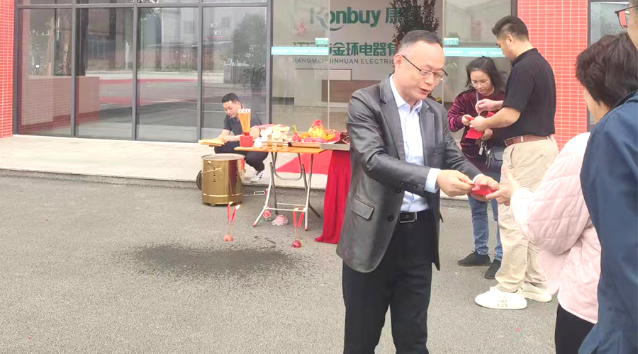 開工好兆頭！金環(huán)電器為全體員工發(fā)放紅包福利！
