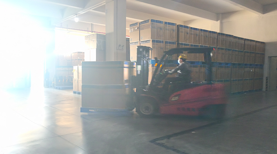 倉庫繁忙，每日多條柜滾筒干衣機(jī)發(fā)往全球