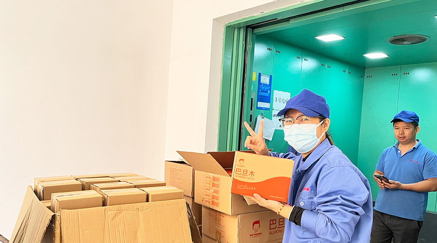 喜笑顏開！三八婦女節(jié)  金環(huán)電器發(fā)放禮品暖人心