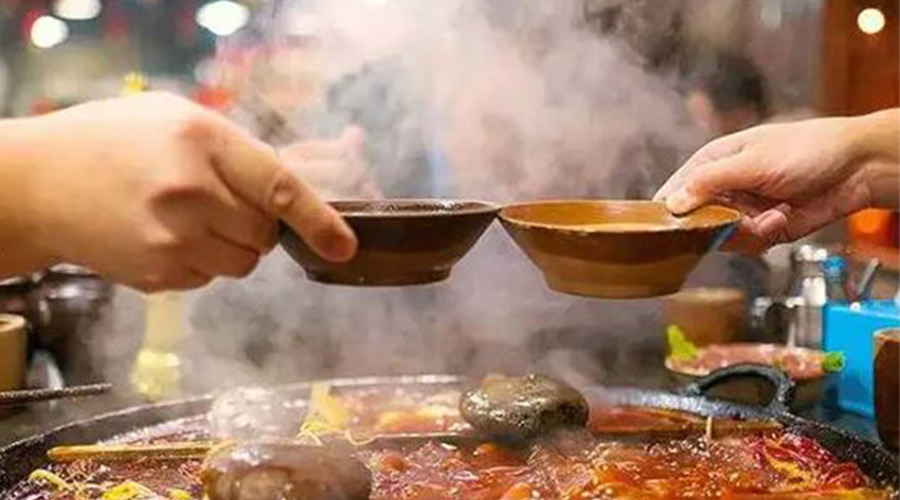 冬天火鍋團建引來一身火鍋味  衣物烘干機化解職場尷尬！